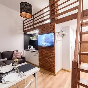 2 Nights - Great Location, Right Next To Main Rail And Bus Station, 10 Min To Main Square By Foot 3*, Kraków Polska